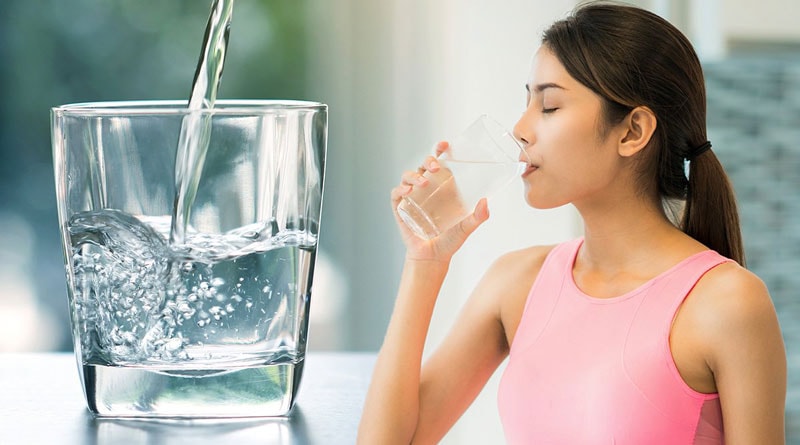Trời nóng sẽ khiến cơ thể dễ bị mất nước, do đó nên uống đủ nước.