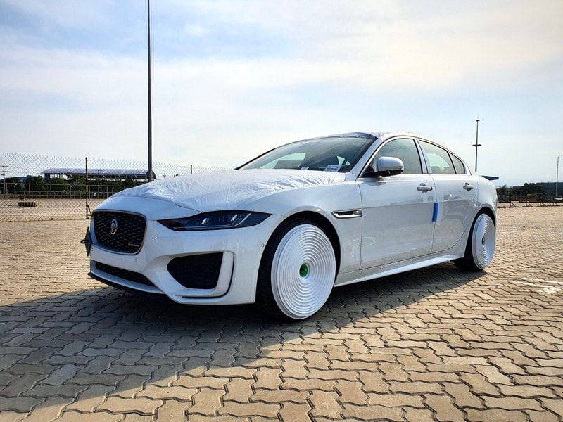 Jaguar XE được đặt nằm cùng phân khúc với Mercedes-Benz C-Class và BMW 3 Series.