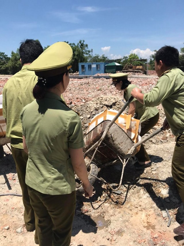Lực lượng chức năng bắt giữ lô thủy sản bốc mùi hôi thối trên đường đi tiêu thụ. Ảnh: TL.