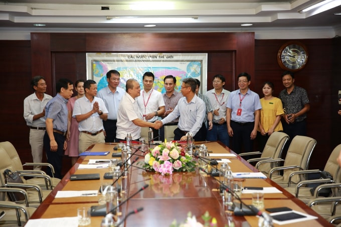 Ông Nghiêm Đức Dương – Phó Tổng giám đốc BSR kiêm Trưởng ban DQRE và ông Hà Đức Thắng – Phó Trưởng ban kiêm Giám đốc Ban quản lý tiểu dự án ký biên bản bàn giao.