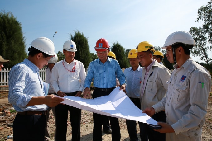 Đại diện Ban DQRE kiểm tra mặt bằng vị trí số 3 trước ngày ký bàn giao.