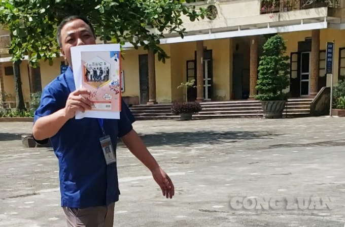 Ông Lê Văn Hoan (Phó Hiệu trưởng Trường THPT C Kim Bảng) từ chối cung cấp thông tin, xua đuổi khi phóng viên tác nghiệp bên ngoài công trường thi công dự án.