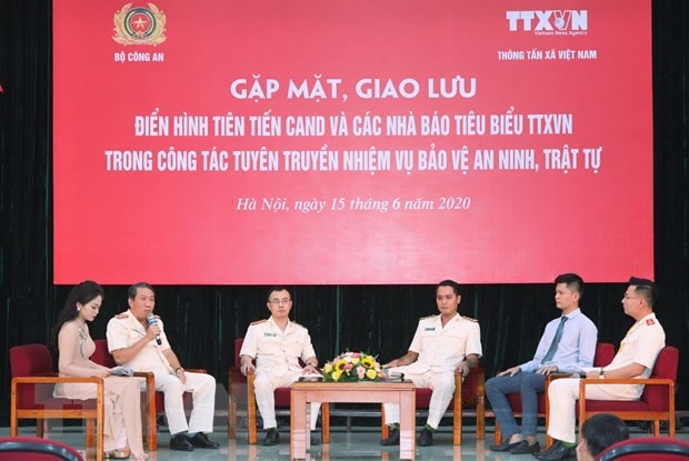 Cuộc gặp mặt, giao lưu điển hình tiên tiến Công an Nhân dân và các nhà báo TTXVN trong công tác tuyên truyền nhiệm vụ bảo vệ an ninh, trật tự( ảnh: TTXVN).