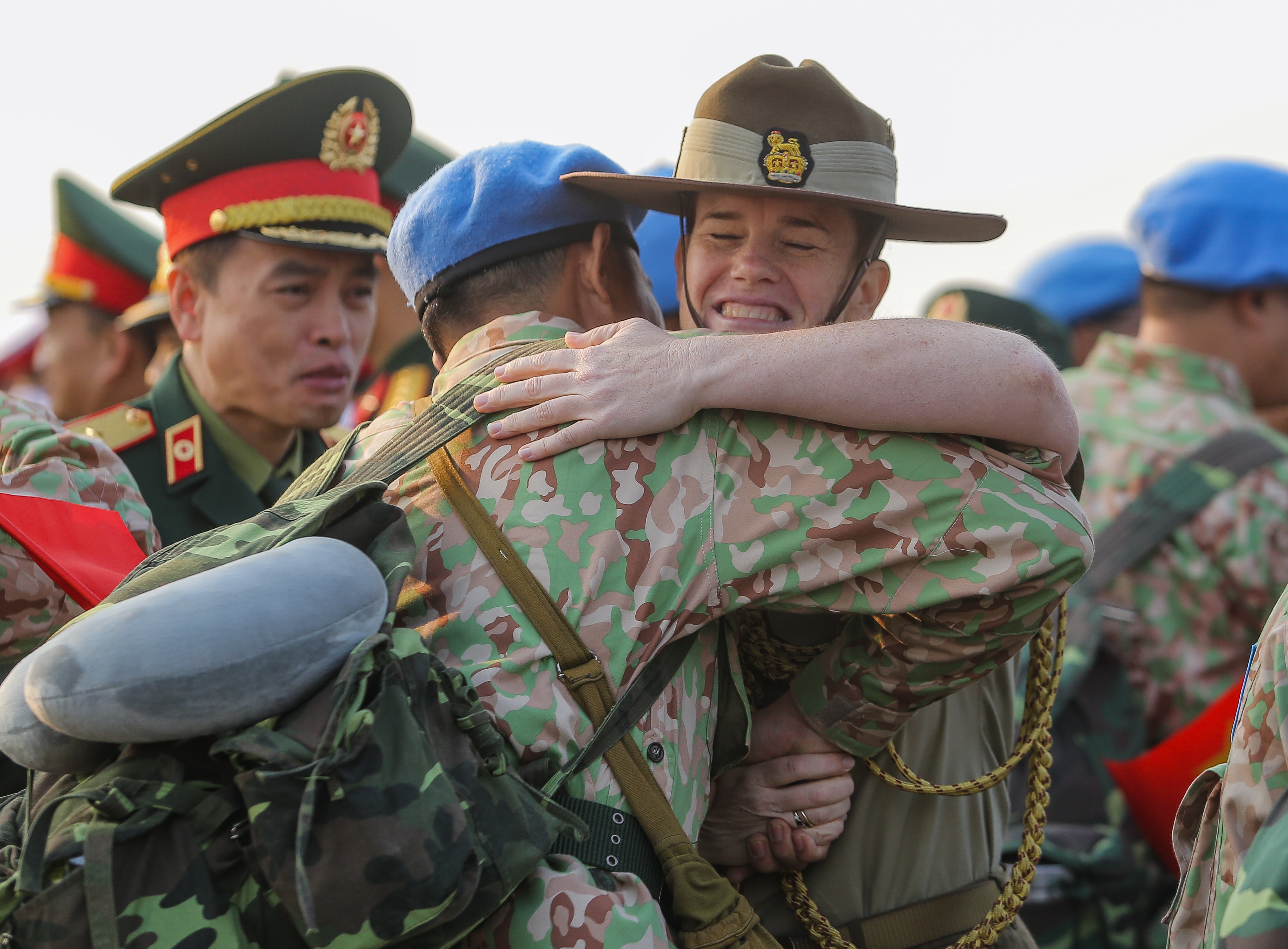 Người chiến sĩ động viên nhau bằng cái ôm thân mật nồng ấm.