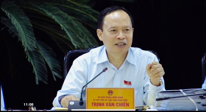 Bí thư Tỉnh ủy, Chủ tịch HĐND tỉnh Thanh Hóa điều hành phiên thảo luận sáng 16/6. Ảnh: Quang Duy