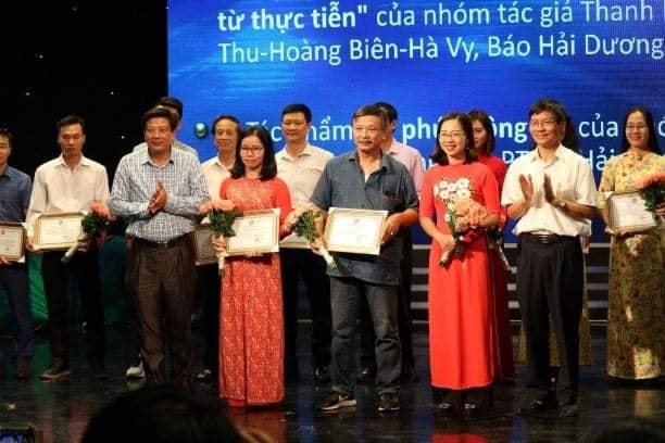 Trưởng Ban tuyên giáo Tỉnh ủy Nguyễn Quang Phúc và Phó chủ tịch UBND tỉnh Lương Văn Cầu trao giải A cho các nhóm tác giả tại buổi gặp mặt