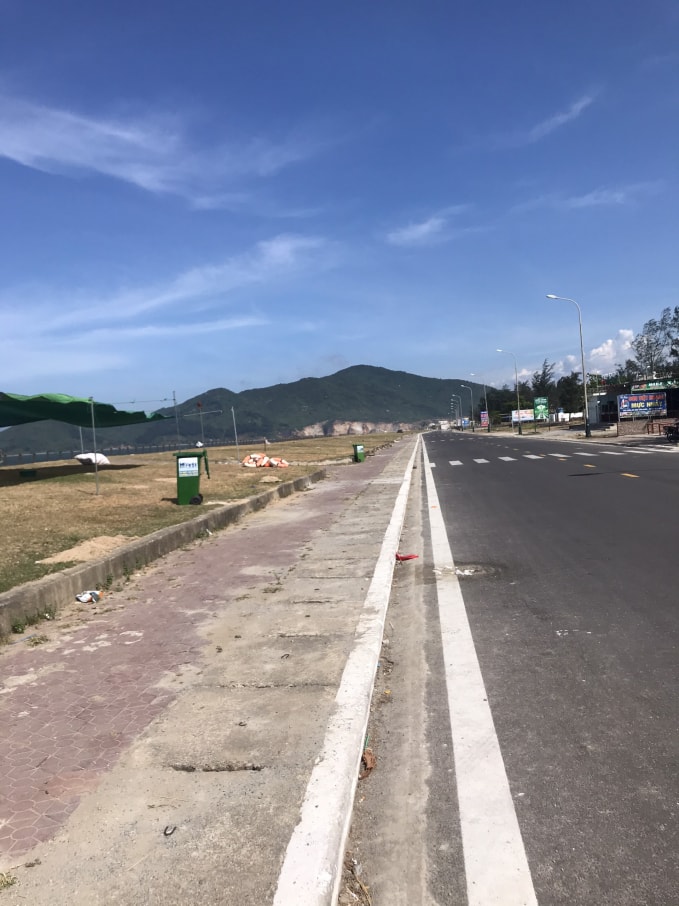 Tại bở biển đã có thùng đựng rác nhưng người dân không để rác vào. Ảnh: Trần Hoa