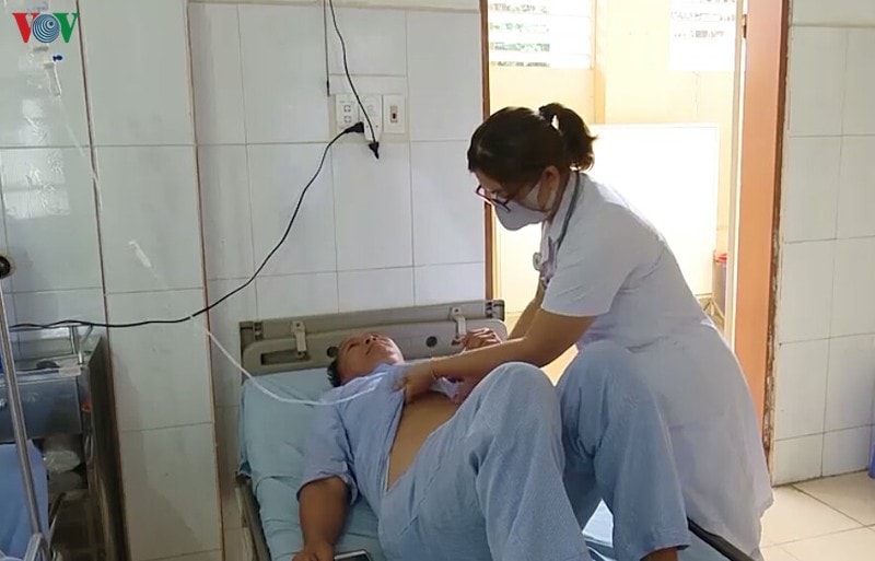 Người nặng nhất được bác sĩ cho truyền giải độc. Ảnh: VOV