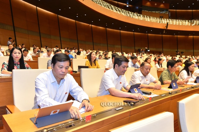 Các đại biểu Quốc hội nhấn nút biểu quyết thông qua Luật Doanh nghiệp (sửa đổi).