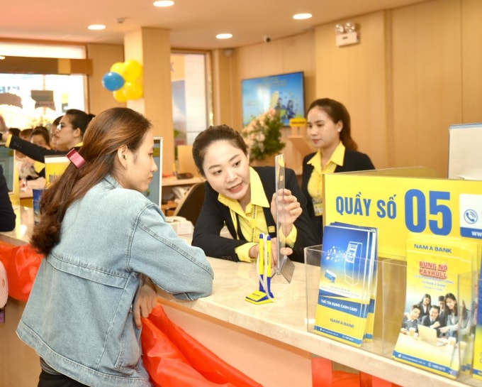 Khách hàng giao dịch tại Nam A Bank Bình Thuận.