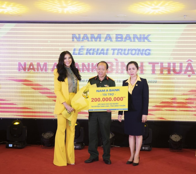 Bà Tân Thị Lệ Huyền – Giám đốc Nam A Bank Bình Thuận cùng Á hậu Hoàn vũ Việt Nam 2019 Nguyễn Huỳnh Kim Duyên trao bảng tượng trưng tài trợ 3 căn nhà tình thương cho Chỉ huy trưởng Quân sự huyện Tánh Linh.