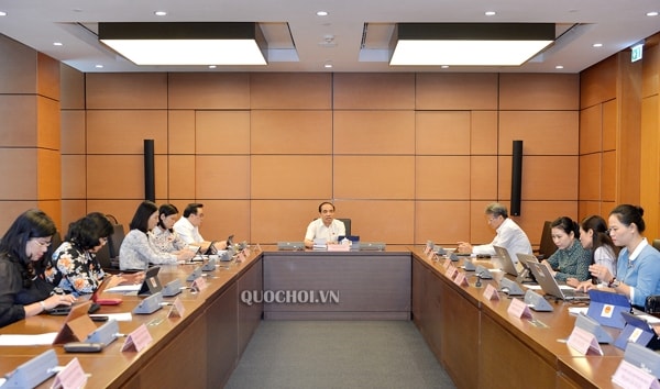 Các đại biểu Quốc hội thảo luận tại tổ về dự án Luật Thỏa thuận quốc tế, sáng 10/6/2020