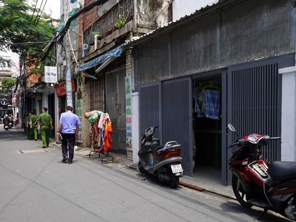 Công an tiến hành khám xét nhà của bị can Huỳnh Phước Long. Ảnh: TNO