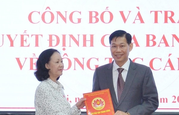 Bà Trương Thị Mai trao quyết định bổ nhiệm Phó Trưởng Ban Dân vận Trung ương cho ông Đỗ Văn Phới. Ảnh: TTXVN