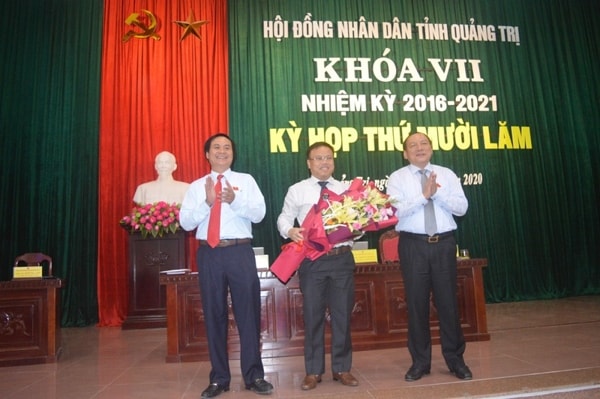 Ông Võ Văn Hưng (trái), ông Lê Đức Tiến (giữa) tại phiên họp HĐND tỉnh Quảng Trị ngày 9/6/2020