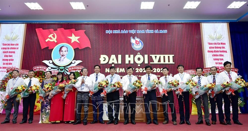 Ông Nguyễn Bé - Phó Chủ tịch Hội Nhà báo Việt Nam, tặng hoa chúc mừng Ban Chấp hành Hội Nhà báo Việt Nam tỉnh Cà Mau khóa VIII và Đoàn đại biểu đi dự Đại hội toàn quốc Hội Nhà báo Việt Nam. Ảnh Trần Nguyên