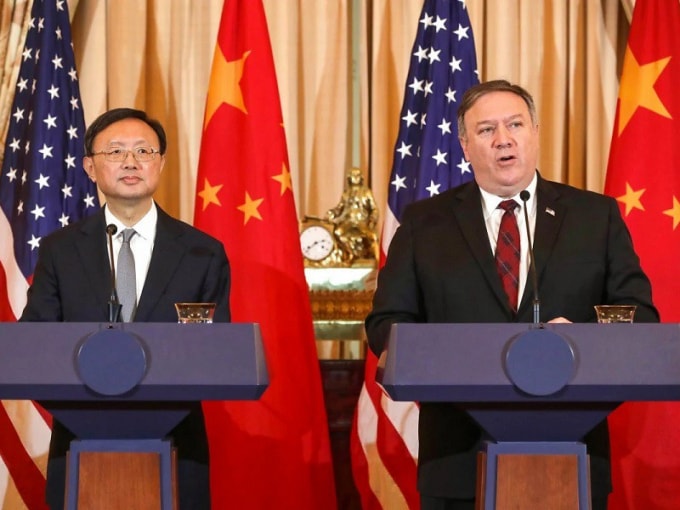 Ông Mike Pompeo (phải) và ông Dương Khiết Trì (trái) trả lời báo giới sau cuộc gặp tháng 11-2018 ở thủ đô Washington (Mỹ). Ảnh: AFP