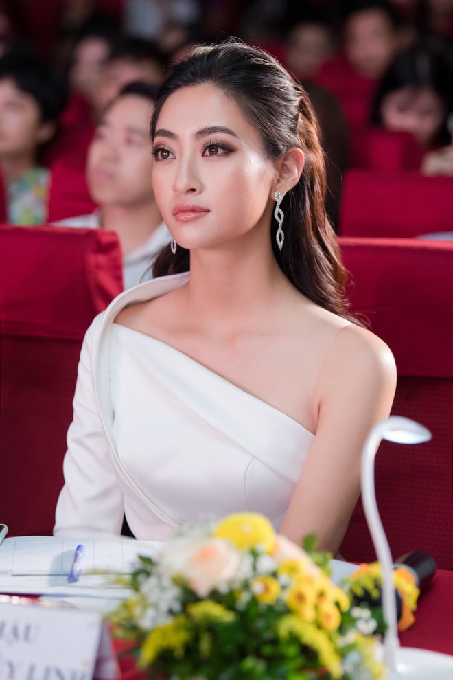 Lương Thuỳ Linh vô cùng nghiêm túc trong việc nhìn nhận và đánh giá các thí sinh.