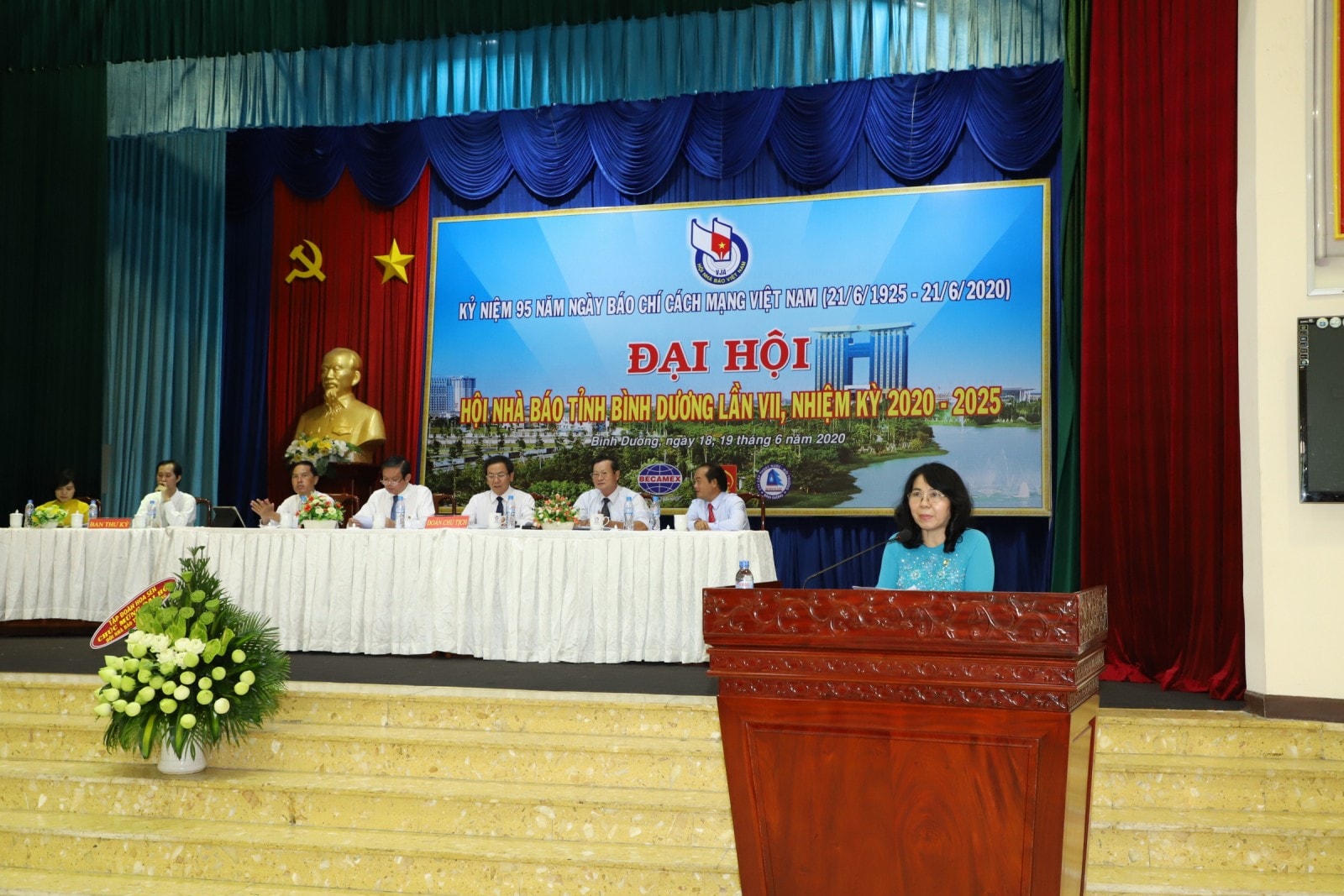 Trưởng Ban Tổ chức Tỉnh ủy bà Nguyễn Minh Thủy phát biểu tại đại hội(ảnh: baobinhduong).