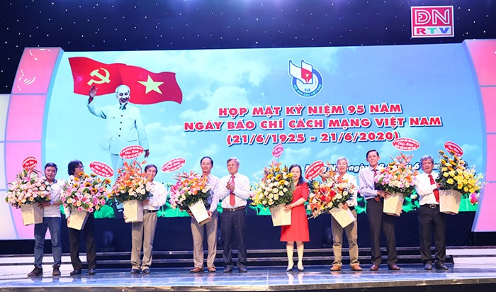 Phó Bí thư Tỉnh ủy, Chủ tịch UBND tỉnh Cao Tiến Dũng tặng hoa chúc mừng các cơ quan báo chí(ảnh:baodongnai).