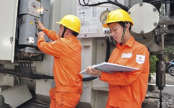 Công nhân ngành điện đang ghi số điện. Ảnh EVN.