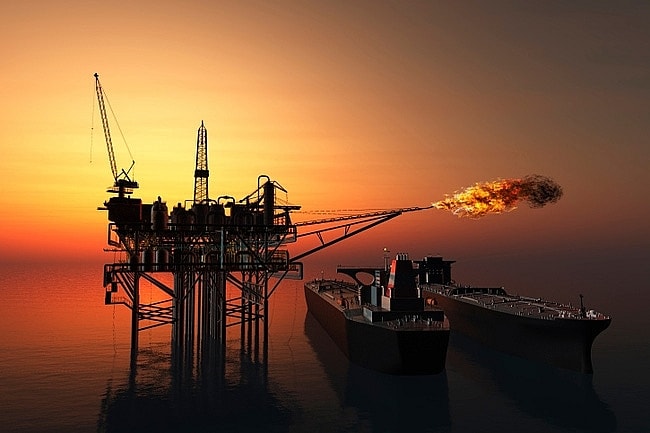 Giá dầu giảm do kho dự trữ của Mỹ đang tăng cao trước lo ngại về dịch Covid-19 bùng phát trở lại. Ảnh minh họa.