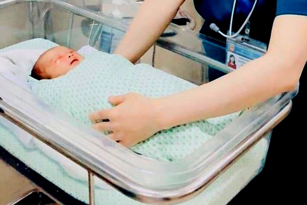 Cháu bé bị bỏ rơi đã qua cơn nguy kịch. Ảnh; TL.