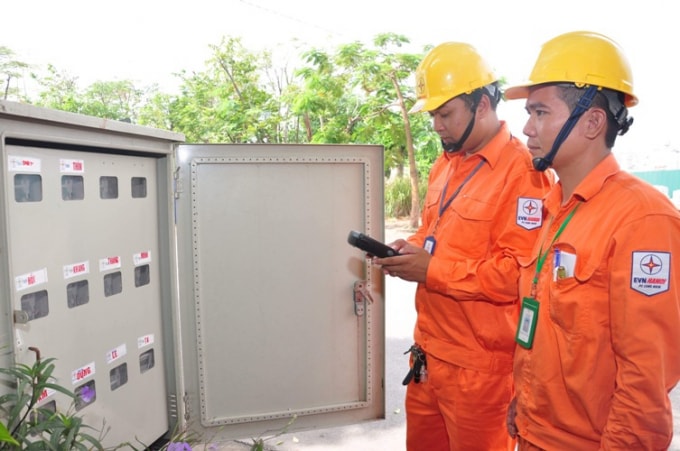 Lắp đặt công tơ điện tử. Ảnh: TL