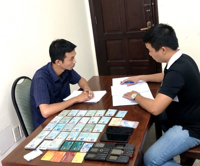 Điều tra viên lấy lời khai đối tượng Đào Đăng Vũ (áo sơ mi xanh).
