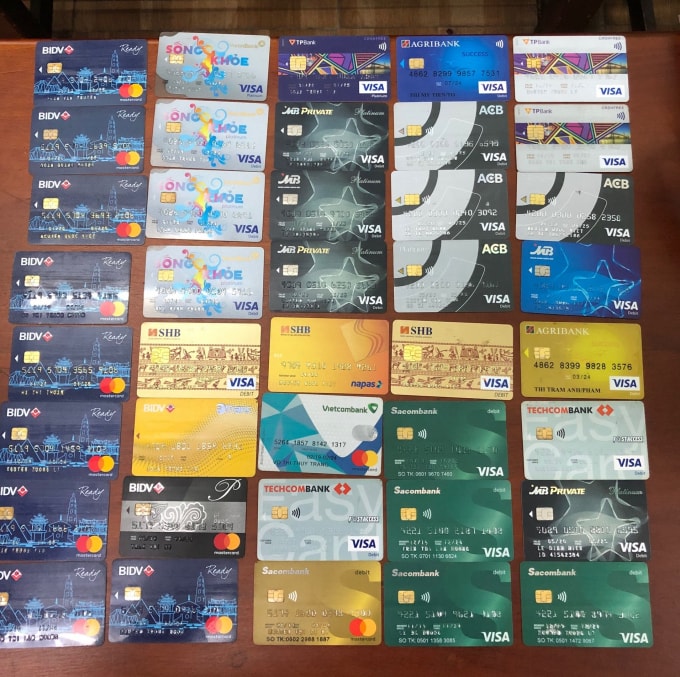 Thẻ ATM dùng để rút tiền.