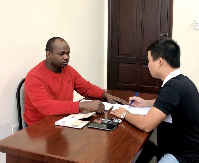 Điều tra viên lấy lời khai đối tượng Chukwugekwe Godwin Ajearo (áo đỏ).