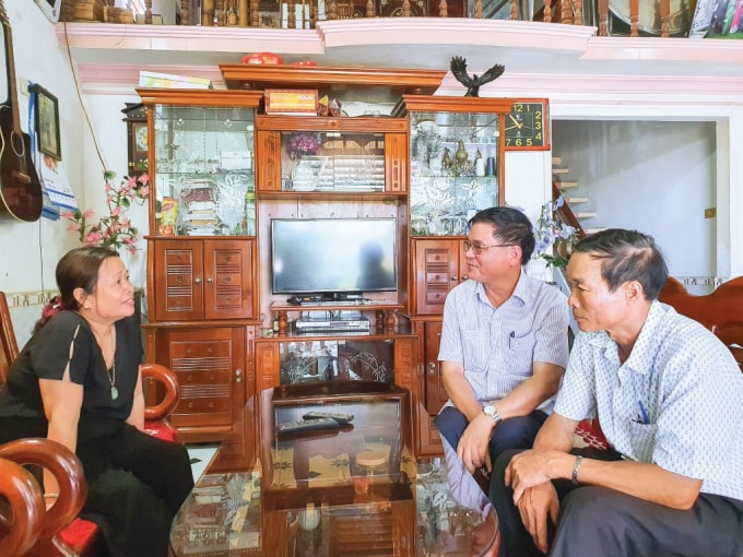 Nông dân Hồ Thị Anh thường xuyên hương khói cho mộ liệt sĩ.