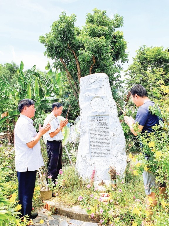 Chủ tịch UBND xã Trần Thanh Thư cùng các nhà báo viếng liệt sỹ Dương Thị Xuân Quý.