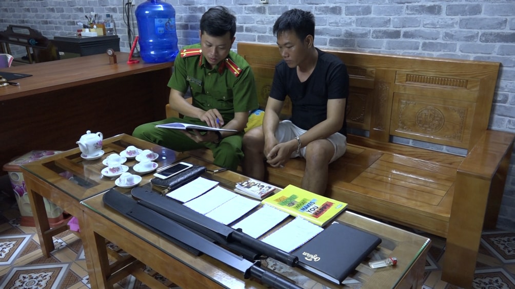 Lực lượng chức năng làm việc với các cửa hàng cầm đồ.