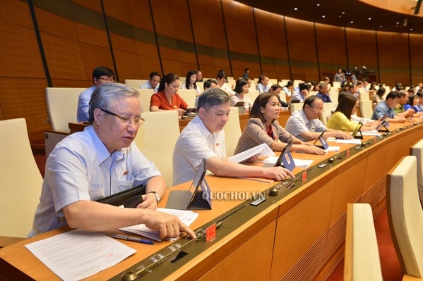 Các đại biểu Quốc hội bấm nút thông qua Nghị quyết về việc thành lập Hội đồng bầu cử quốc gia. Ảnh: quochoi.vn