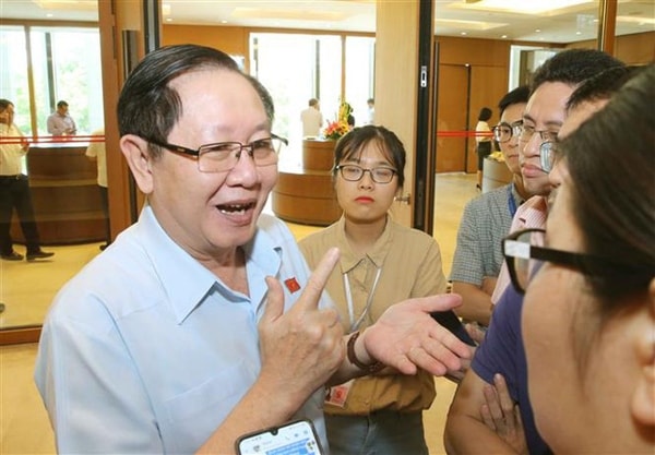 Bộ trưởng Bộ Nội vụ Lê Vĩnh Tân trả lời phóng viên bên hành lang Quốc hội ngày 18/6. Ảnh: TTXVN