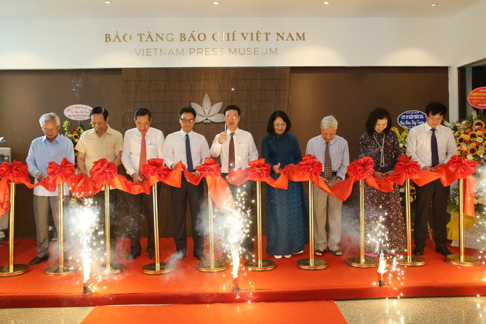 Các đại biểu cắt băng khai trương Trưng bày Bảo tàng Báo chí Việt Nam. Ảnh: Sơn Hải