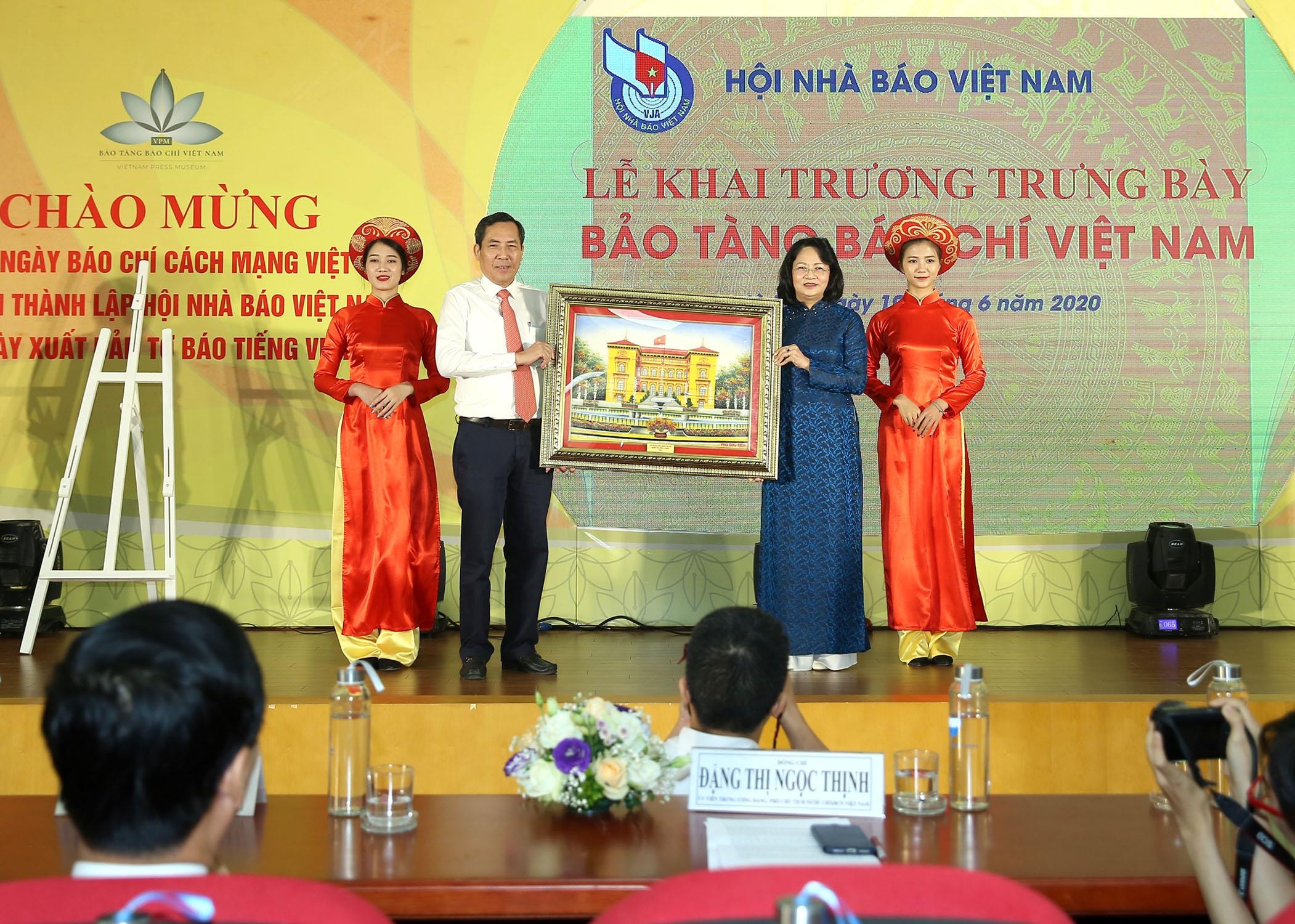 Phó Chủ tịch Nước Đặng Thị Ngọc Thịnh tặng bức tranh 