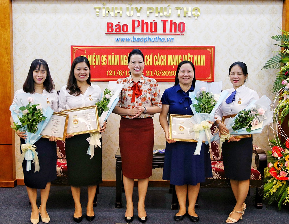Tổng biên tập Báo Phú Thọ, Chủ tịch Hội Nhà báo tỉnh trao kỷ niệm chương “ Vì sự nghiệp báo chí” cho 4 hội viên. Ảnh: Giang Ngân
