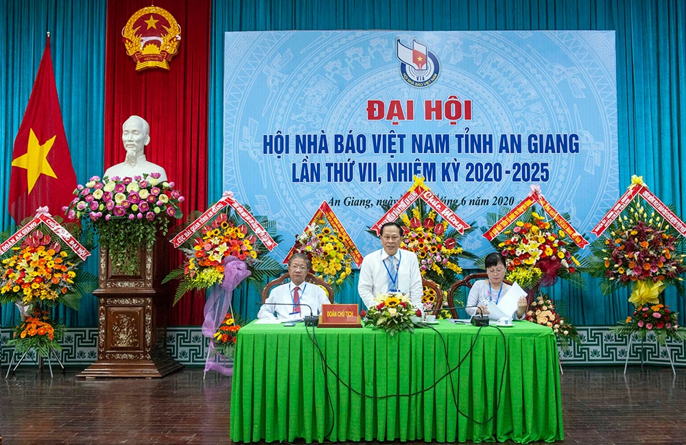 Đoàn Chủ tịch đại hội(ảnh: baoangiang).