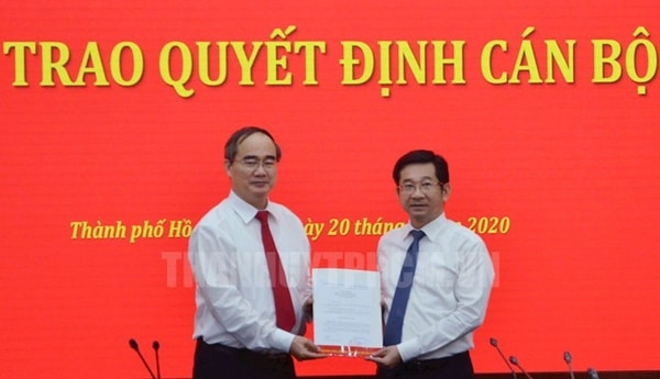 Bí thư Thành ủy TP HCM Nguyễn Thiện Nhân trao quyết định cho ông Dương Ngọc Hải. Ảnh: Trang tin Điện tử Đảng bộ TP HCM