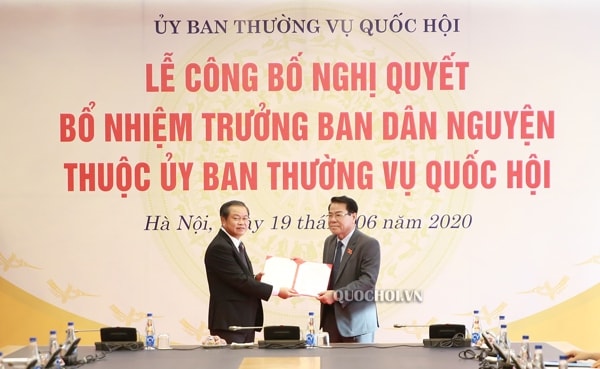 Phó Chủ tịch Quốc hội Đỗ Bá Tỵ trao Nghị quyết của Uỷ ban Thường vụ Quốc hội quyết nghị bổ nhiệm Trưởng Ban Dân nguyện đối với ông Dương Thanh Bình. Ảnh: quochoi.vn