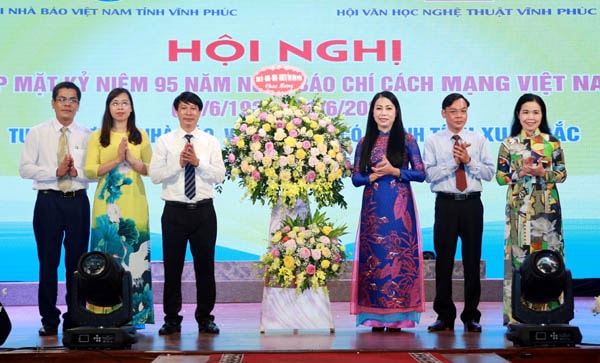Bí thư Tỉnh ủy Hoàng Thị Thúy Lan tặng lẵng hoa chúc mừng các nhà báo, văn nghệ sỹ nhân kỷ niệm 95 năm ngày báo chí cách mạng Việt Nam. Ảnh Bích Phượng
