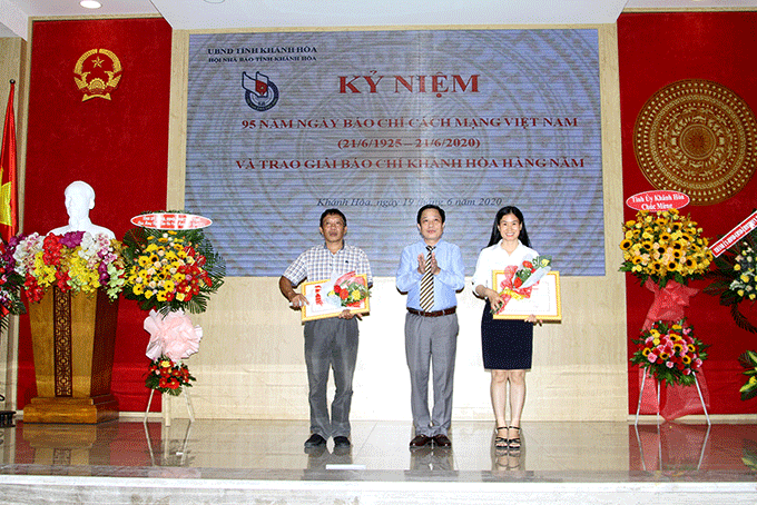 Ông Hà Quốc Trị - Phó Bí thư Tỉnh ủy Khánh Hòa trao giải Nhất cho các tác giả có tác phẩm đạt giải. Ảnh N.T