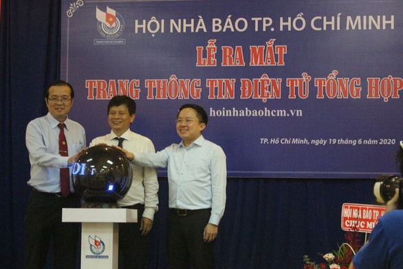Ông Lê Văn Minh, ông Từ Lương, ông Trần Trọng Dũng nhấn nút thành lập website riêng của Hội Nhà báo - Ảnh: http://hoinhabaohcm.vn