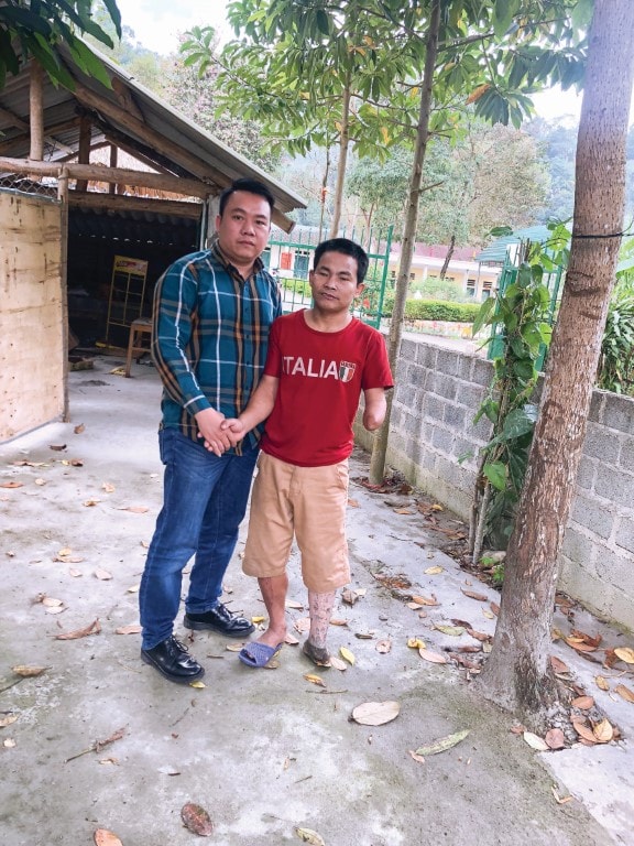 Nhà báo Đỗ Bình cùng nhân vật trong tác phẩm.