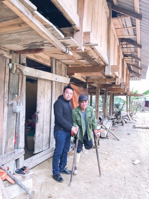 Nhà báo Đỗ Bình cùng nhân vật trong tác phẩm.
