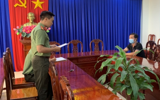 Ông Dương Tùng Linh (áo đen) bị xử phạt hành chính.