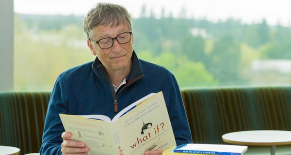 Tỷ phú Bill Gates dành ngày cuối tuần để đọc sách. Ảnh: TL