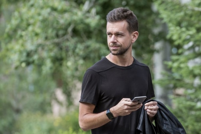 Tỷ phú Jack Dorsey điều hành nhiều công ty cùng lúc và cuối tuần thường dành thời gian để đi dạo. Ảnh: TL